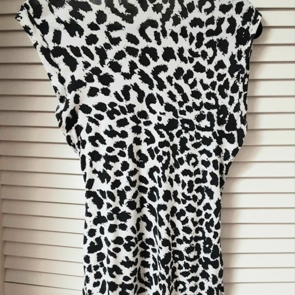 Ann Taylor Black & White animal Print Drapey Gathered detailed Top Medium Petite - Picture 2 of 6